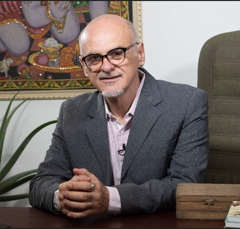 Integração Consciente é um processo terapêutico e transformador, realizado de forma online ou presencial, adaptado às suas necessidades e disponibilidade. Em cada sessão, você vai receber uma abordagem personalizada, com foco na liberação de bloqueios emocionais, harmonização energética e expansão de consciência, através de técnicas como:
Conversas terapêuticas profundas, que ajudam a identificar e ressignificar padrões emocionais e crenças limitantes.
Técnicas energéticas avançadas, como Reconexão, Terapia Plasmática e EFT (Emotional Freedom Technique), para alinhar corpo, mente e espírito.
Exercícios de respiração, mindfulness e meditações guiadas, para aumentar sua clareza mental, reduzir o estresse e melhorar sua conexão interior.
Práticas de autocuidado e alimentação energética, além de dicas para saúde física e emocional, para apoiar sua transformação no dia a dia.
Receitas energéticas: chás e banhos terapêuticos, entre outras práticas que potencializam o bem-estar.